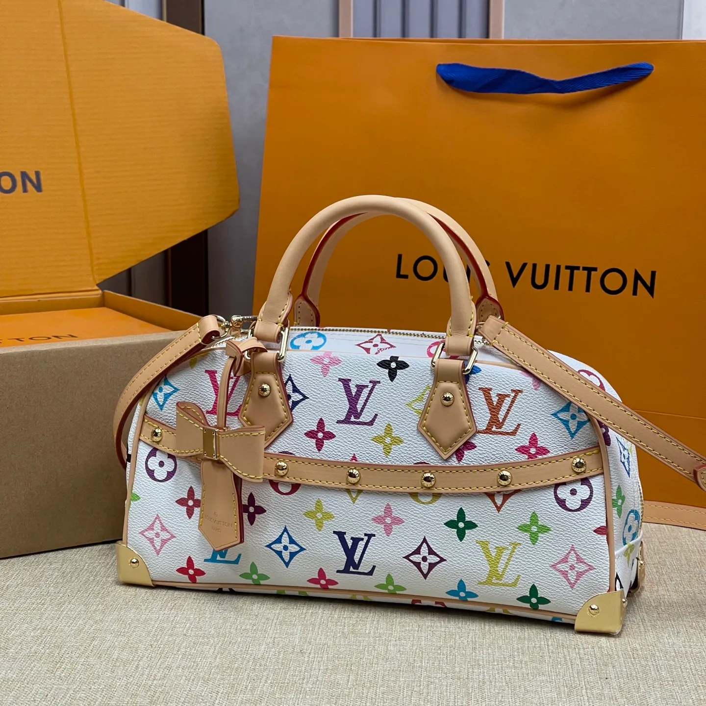 [Upgraded version] P560¥ counter new style·upgraded version·high quality·with gift box🎁packaging~, white three-color bowling bag model: M13084. This is a young LV. The bright colors written by Japanese artist Takashi Murakami are retro and fashionable. The bow tie is a bonus. The style of Boston is retro and fashionable. Adjustable shoulder straps. Cross-body carry size: 27X14X10