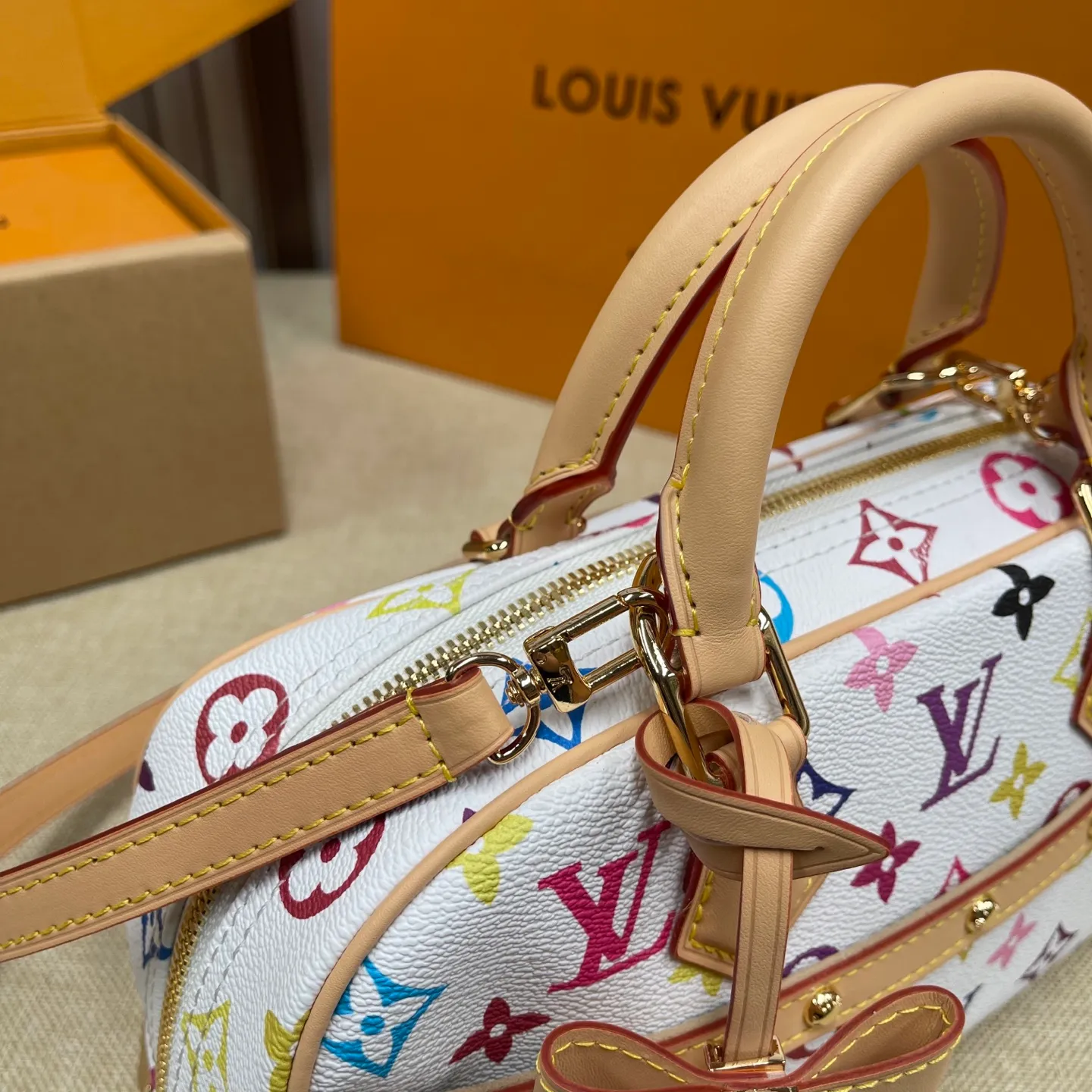 [Upgraded version] P560¥ counter new style·upgraded version·high quality·with gift box🎁packaging~, white three-color bowling bag model: M13084. This is a young LV. The bright colors written by Japanese artist Takashi Murakami are retro and fashionable. The bow tie is a bonus. The style of Boston is retro and fashionable. Adjustable shoulder straps. Cross-body carry size: 27X14X10