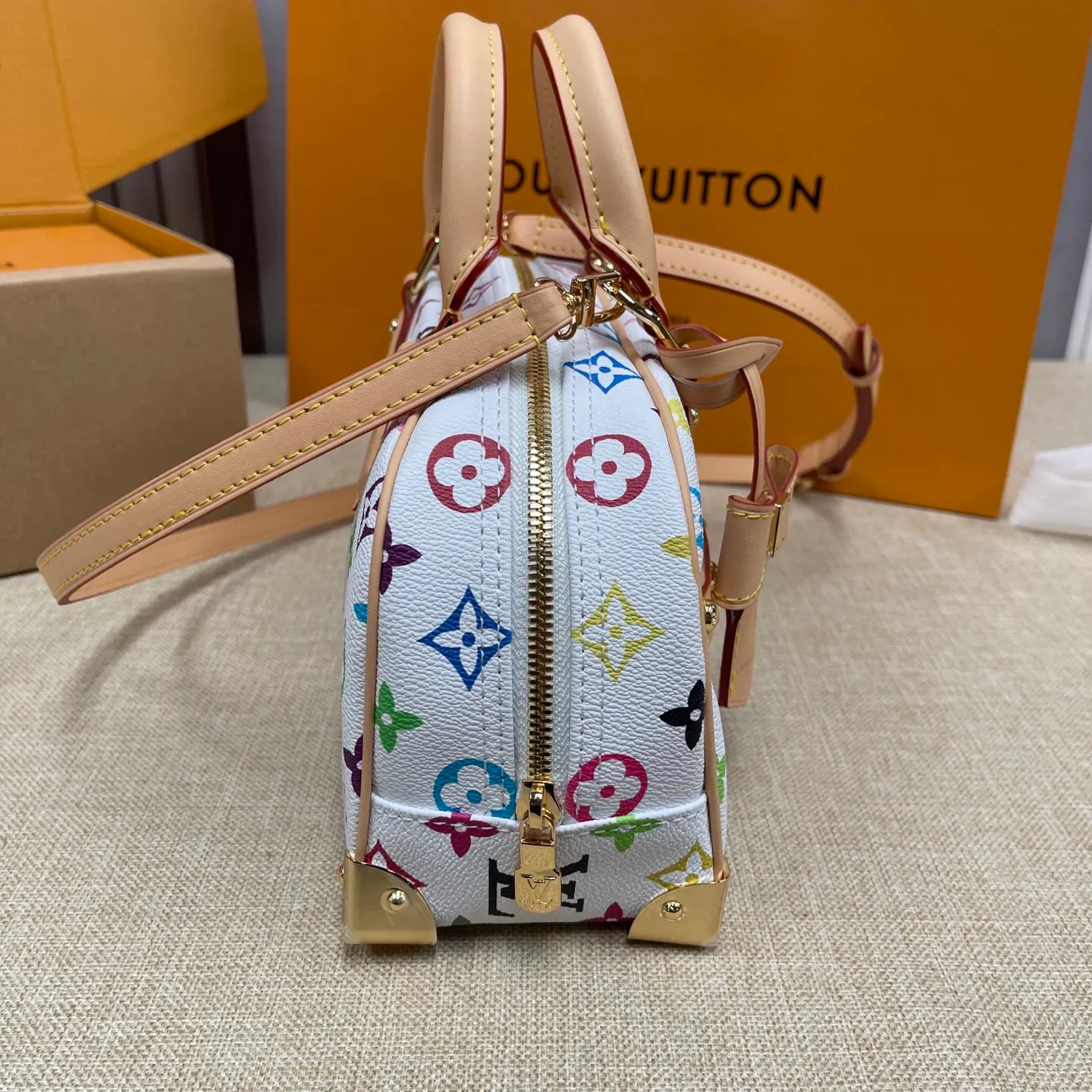 [Upgraded version] P560¥ counter new style·upgraded version·high quality·with gift box🎁packaging~, white three-color bowling bag model: M13084. This is a young LV. The bright colors written by Japanese artist Takashi Murakami are retro and fashionable. The bow tie is a bonus. The style of Boston is retro and fashionable. Adjustable shoulder straps. Cross-body carry size: 27X14X10