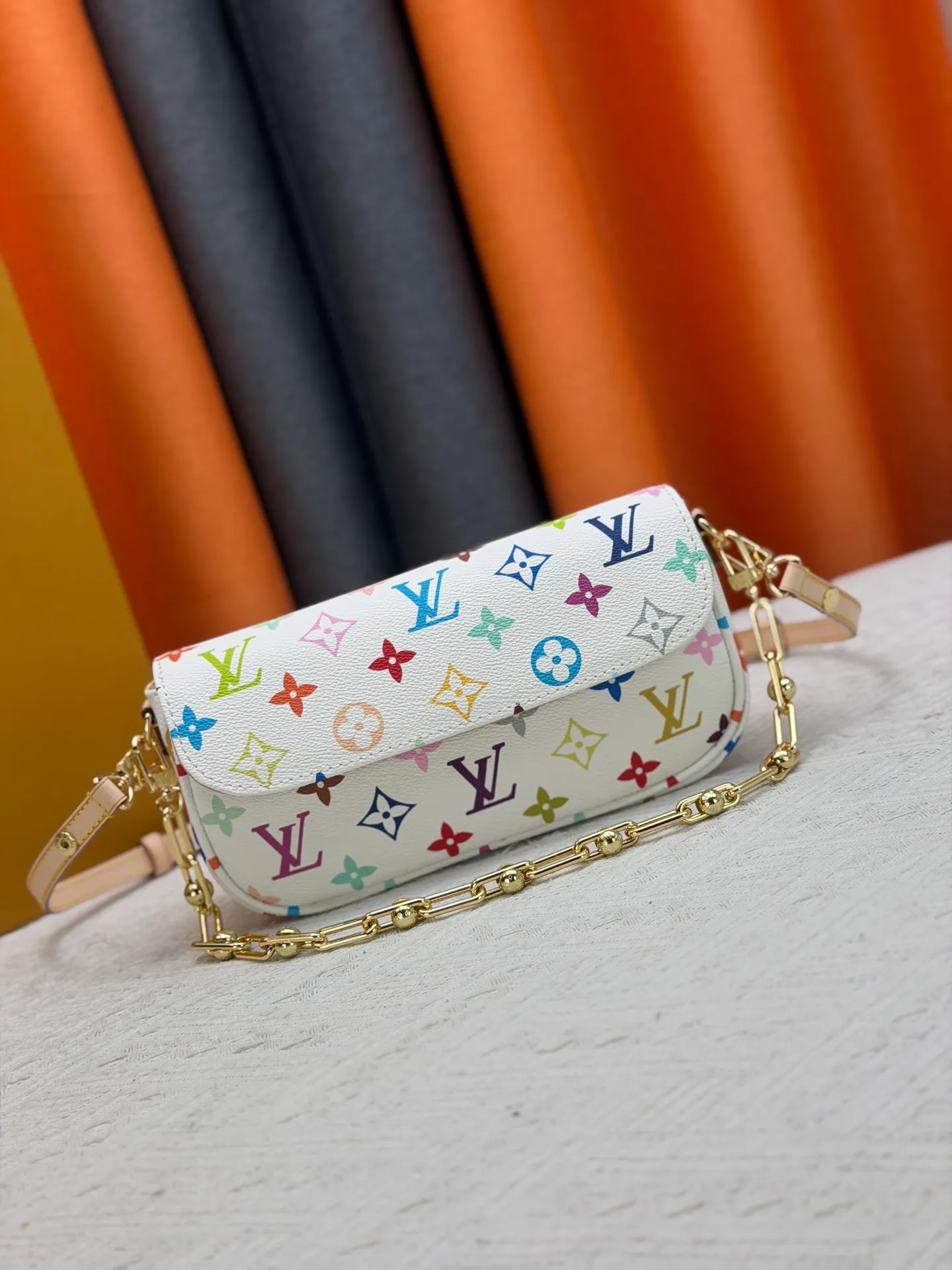 P240 [Official latest model] (real shot, real shot, version matching method) M12778-81911-82110-81992-12778-11299-M27492 lv Murakami Takashi co-branded NANOSPEEDY handbag this Nano The Speedy handbag combines Monogram canvas and cow leather trim printing, with 33 colorful interpretations of white, three colors and black three colors. It has been launched in twelve styles and is very popular around the world and is loved by celebrities and celebrities. 16x10x7.5cm