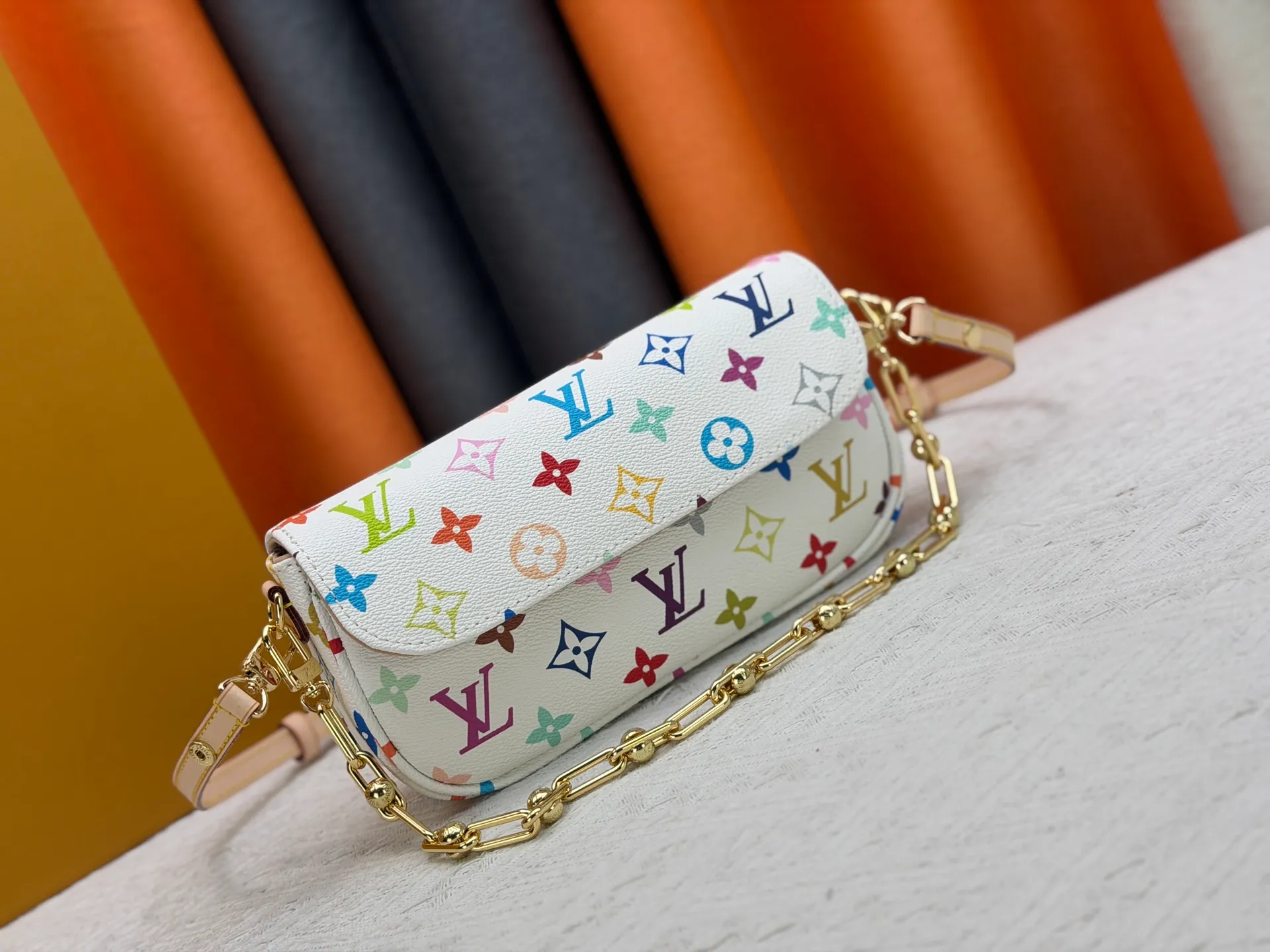 P240 [Official latest model] (real shot, real shot, version matching method) M12778-81911-82110-81992-12778-11299-M27492 lv Murakami Takashi co-branded NANOSPEEDY handbag this Nano The Speedy handbag combines Monogram canvas and cow leather trim printing, with 33 colorful interpretations of white, three colors and black three colors. It has been launched in twelve styles and is very popular around the world and is loved by celebrities and celebrities. 16x10x7.5cm