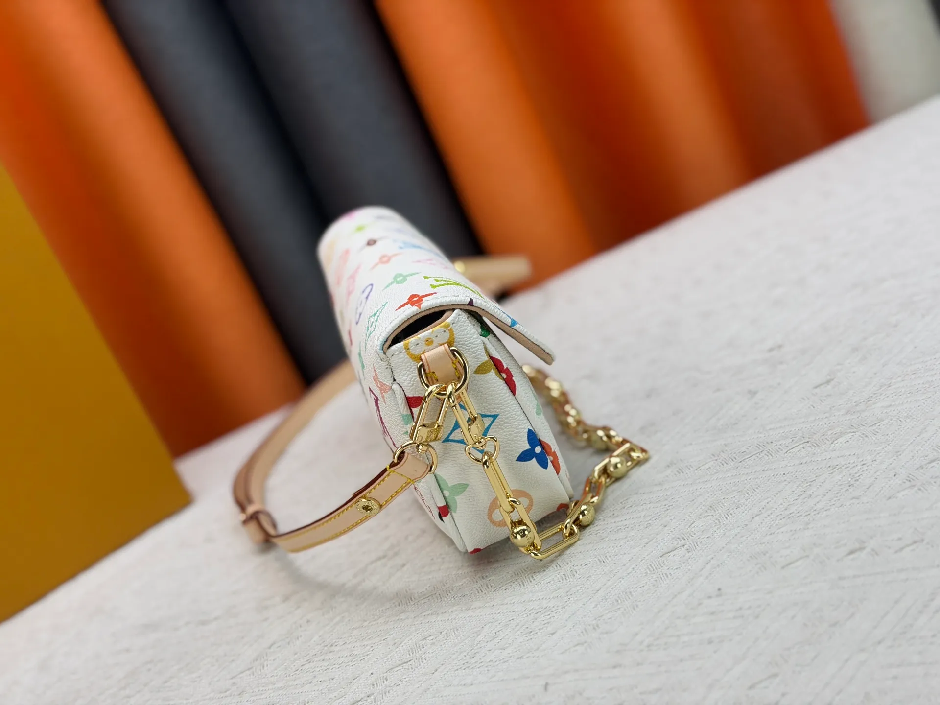 P240 [Official latest model] (real shot, real shot, version matching method) M12778-81911-82110-81992-12778-11299-M27492 lv Murakami Takashi co-branded NANOSPEEDY handbag this Nano The Speedy handbag combines Monogram canvas and cow leather trim printing, with 33 colorful interpretations of white, three colors and black three colors. It has been launched in twelve styles and is very popular around the world and is loved by celebrities and celebrities. 16x10x7.5cm