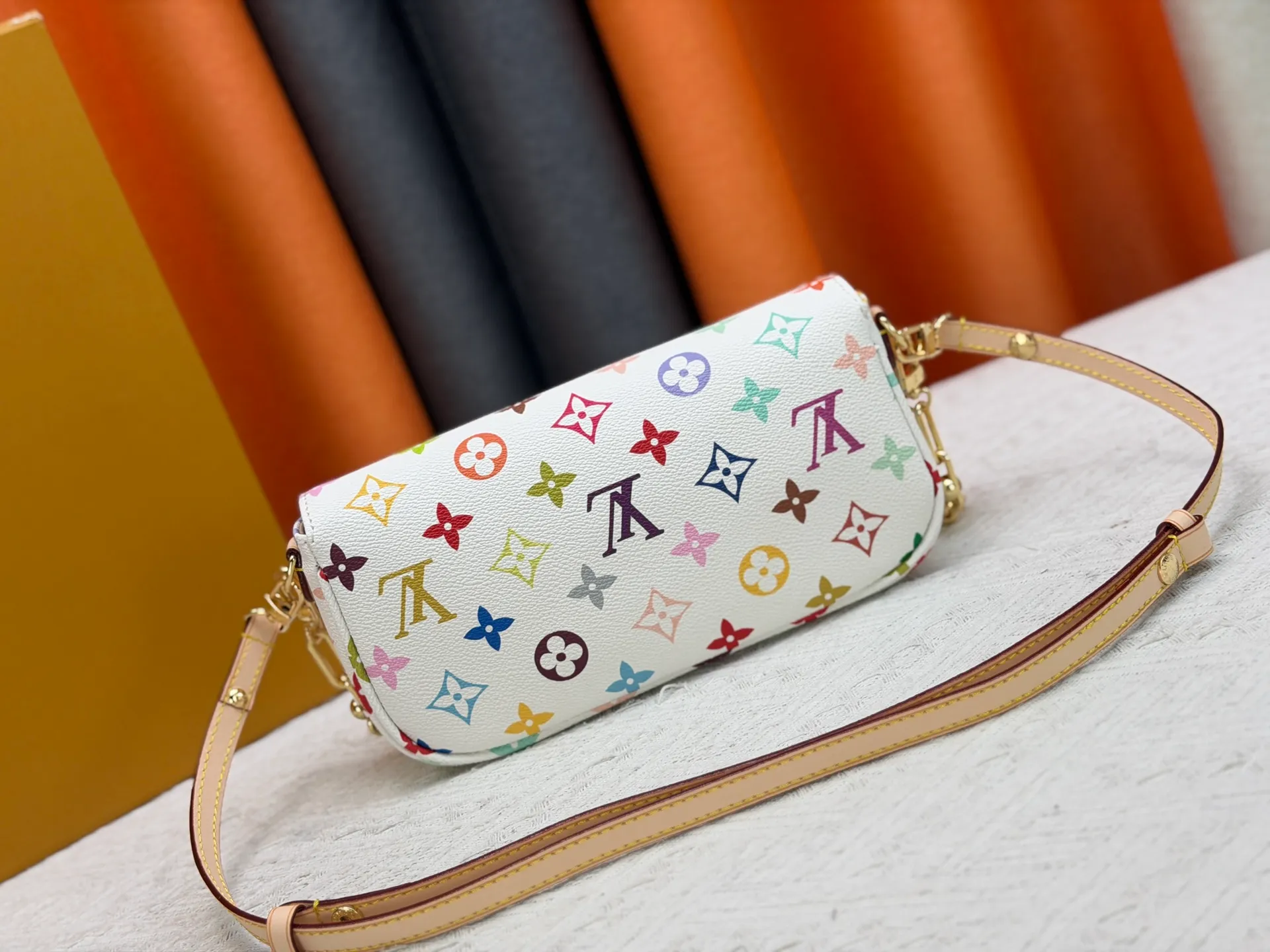 P240 [Official latest model] (real shot, real shot, version matching method) M12778-81911-82110-81992-12778-11299-M27492 lv Murakami Takashi co-branded NANOSPEEDY handbag this Nano The Speedy handbag combines Monogram canvas and cow leather trim printing, with 33 colorful interpretations of white, three colors and black three colors. It has been launched in twelve styles and is very popular around the world and is loved by celebrities and celebrities. 16x10x7.5cm