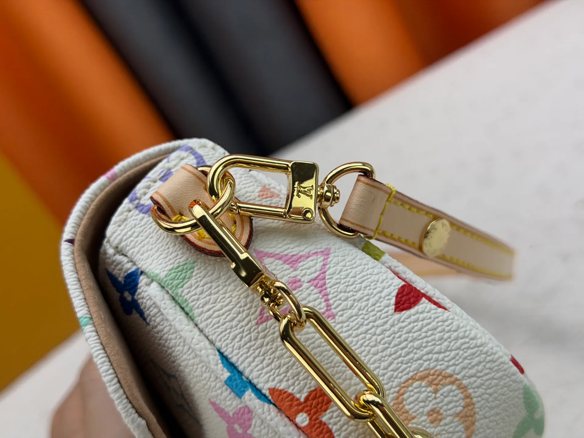 P240 [Official latest model] (real shot, real shot, version matching method) M12778-81911-82110-81992-12778-11299-M27492 lv Murakami Takashi co-branded NANOSPEEDY handbag this Nano The Speedy handbag combines Monogram canvas and cow leather trim printing, with 33 colorful interpretations of white, three colors and black three colors. It has been launched in twelve styles and is very popular around the world and is loved by celebrities and celebrities. 16x10x7.5cm