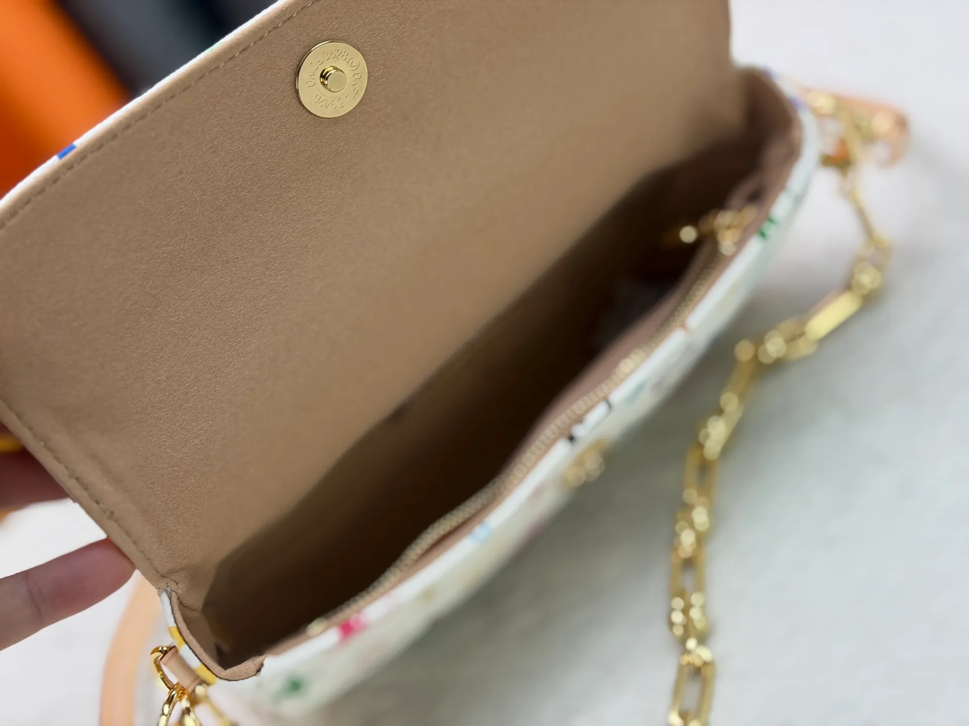 P240 [Official latest model] (real shot, real shot, version matching method) M12778-81911-82110-81992-12778-11299-M27492 lv Murakami Takashi co-branded NANOSPEEDY handbag this Nano The Speedy handbag combines Monogram canvas and cow leather trim printing, with 33 colorful interpretations of white, three colors and black three colors. It has been launched in twelve styles and is very popular around the world and is loved by celebrities and celebrities. 16x10x7.5cm
