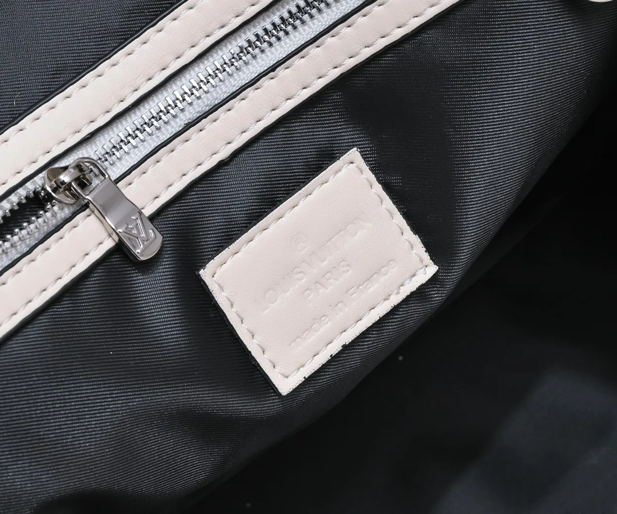 Batch 440💰N44810 45532 Upgraded version 45cm imported first-layer cowhide black embossed large flower travel bag N41416 45532 Keepall is a classic of the Louis Vuitton travel bag series. This large Keepall in Monogram is spacious and comes with a removable leather shoulder strap. 45x 27×20cm (Length x Height x Width) - Monogram natural cowhide leather binding - Double zipper closure - Leather handles - Detachable leather shoulder strap - Detachable leather ID holder - All steel hardware - With padlock