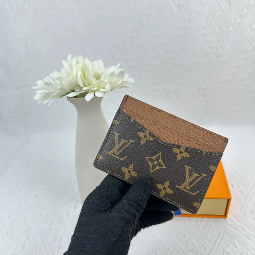 P66 M60166 Card Holder Neo card holder made of Monogram Macassar canvas is the first choice for carrying important cards. Black leather trim makes the classic Louis Vuitton pattern even more eye-catching. Size: 7.5*12