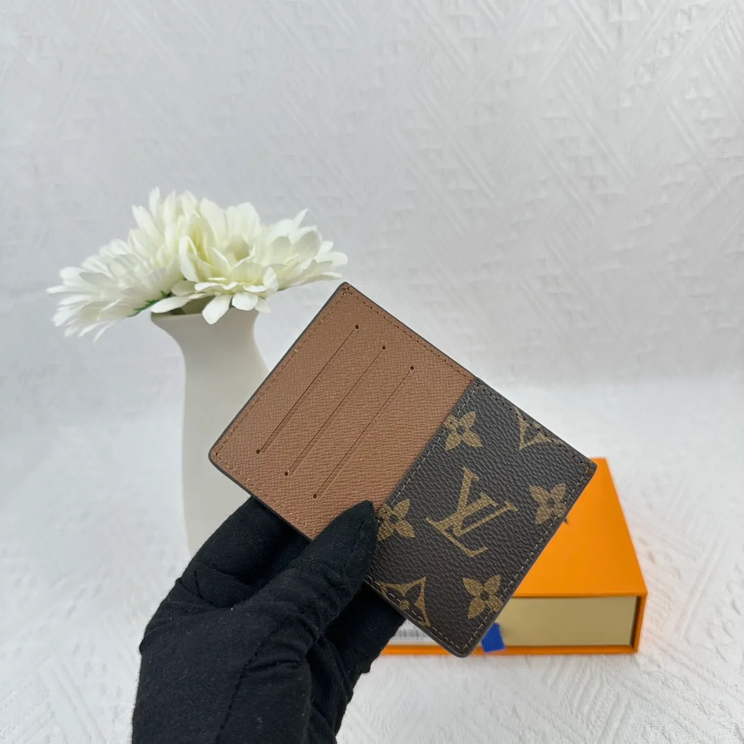 P66 M60166 Card Holder Neo card holder made of Monogram Macassar canvas is the first choice for carrying important cards. Black leather trim makes the classic Louis Vuitton pattern even more eye-catching. Size: 7.5*12