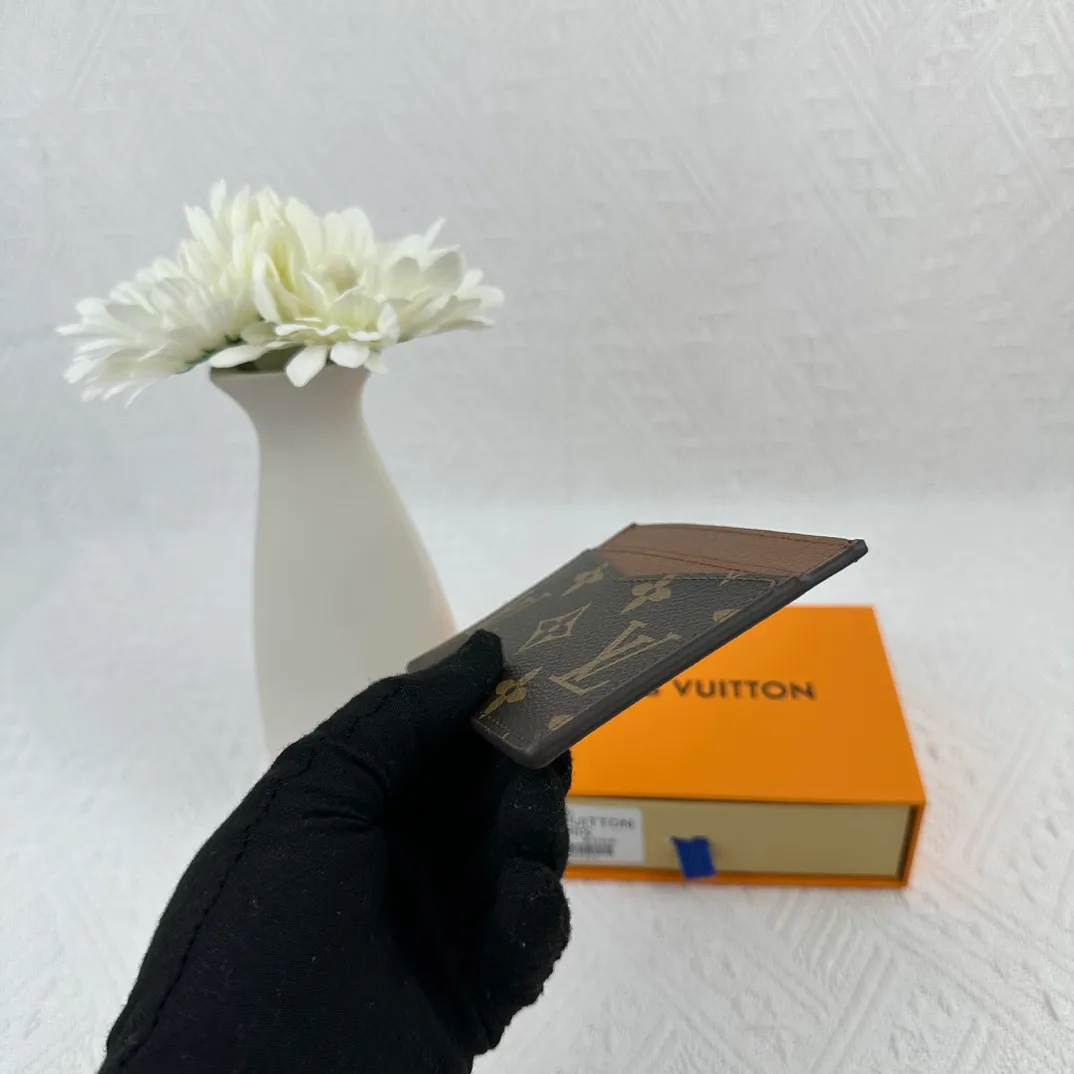 P66 M60166 Card Holder Neo card holder made of Monogram Macassar canvas is the first choice for carrying important cards. Black leather trim makes the classic Louis Vuitton pattern even more eye-catching. Size: 7.5*12