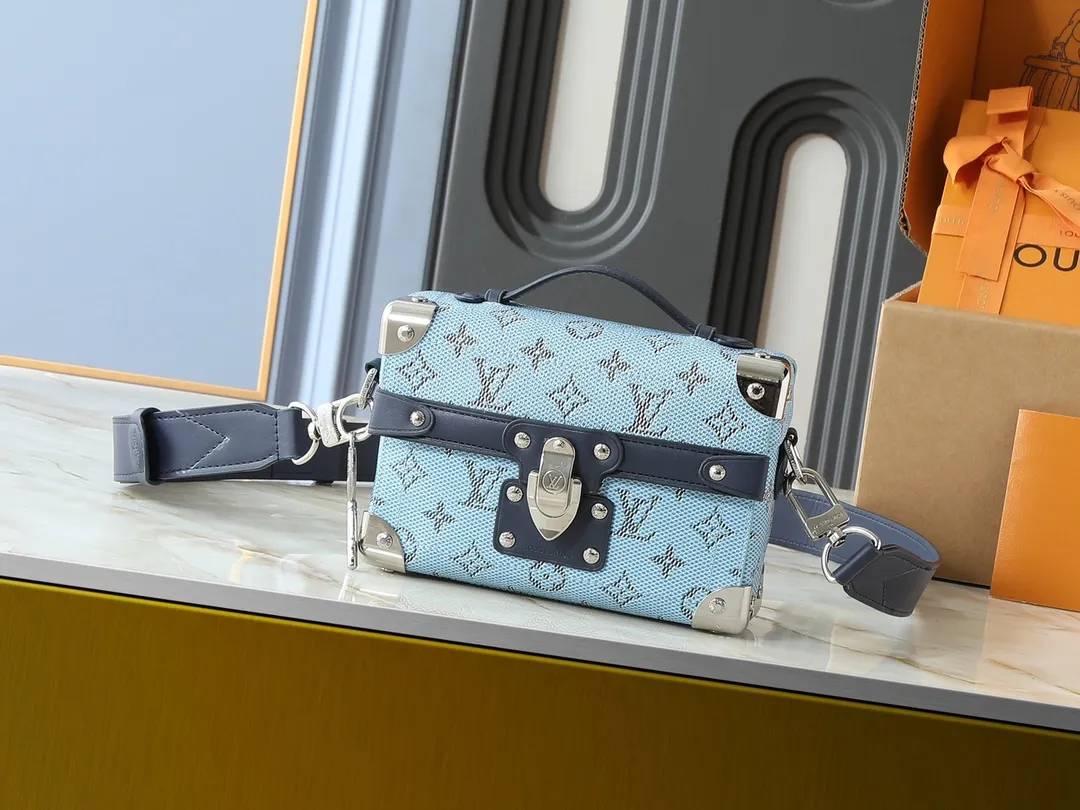 💰320💰Upgraded from the original M15035 M13871 M11743 M11516 M11535 M12686 This Soul Trunk handbag is crafted by Pharrell Williams and is made of flexible LV Colorado cow leather with a grained texture. The Tumbler's magnetic clasp, rivets and top handles harken back to classic hard case elements, while a removable and adjustable shoulder strap completes the sophisticated details. Size: 19x15x7cm