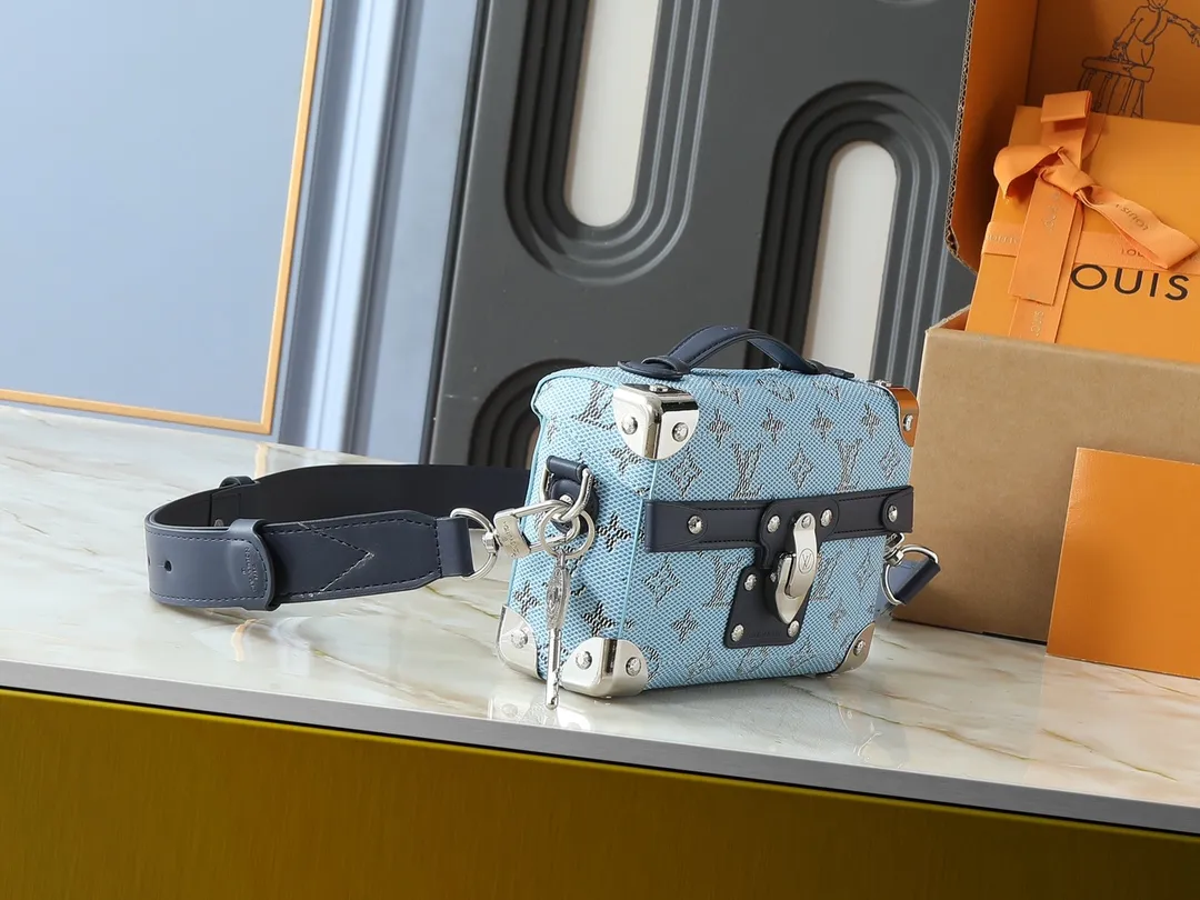 💰320💰Upgraded from the original M15035 M13871 M11743 M11516 M11535 M12686 This Soul Trunk handbag is crafted by Pharrell Williams and is made of flexible LV Colorado cow leather with a grained texture. The Tumbler's magnetic clasp, rivets and top handles harken back to classic hard case elements, while a removable and adjustable shoulder strap completes the sophisticated details. Size: 19x15x7cm