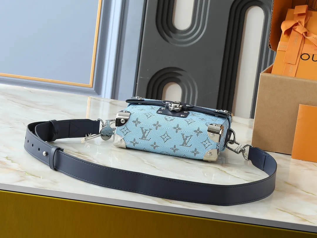 💰320💰Upgraded from the original M15035 M13871 M11743 M11516 M11535 M12686 This Soul Trunk handbag is crafted by Pharrell Williams and is made of flexible LV Colorado cow leather with a grained texture. The Tumbler's magnetic clasp, rivets and top handles harken back to classic hard case elements, while a removable and adjustable shoulder strap completes the sophisticated details. Size: 19x15x7cm