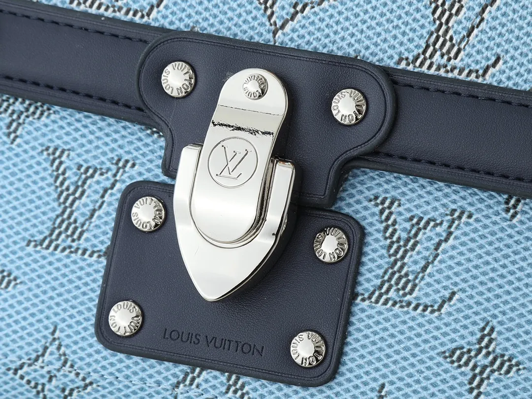 💰320💰Upgraded from the original M15035 M13871 M11743 M11516 M11535 M12686 This Soul Trunk handbag is crafted by Pharrell Williams and is made of flexible LV Colorado cow leather with a grained texture. The Tumbler's magnetic clasp, rivets and top handles harken back to classic hard case elements, while a removable and adjustable shoulder strap completes the sophisticated details. Size: 19x15x7cm
