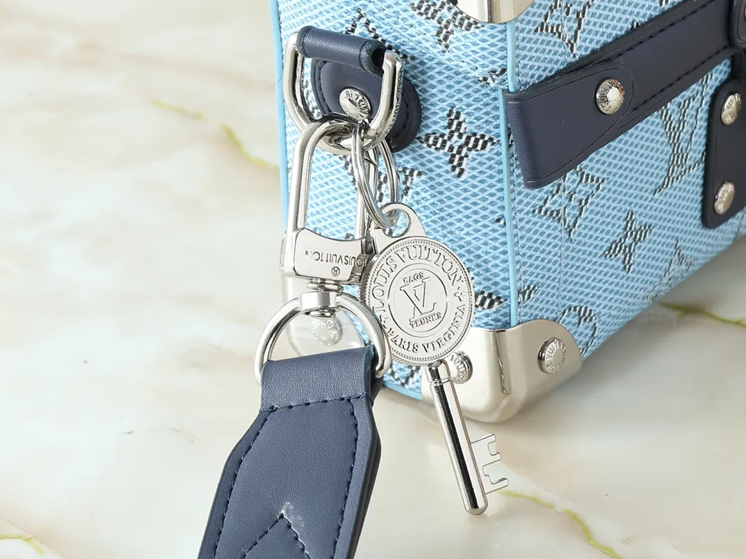 💰320💰Upgraded from the original M15035 M13871 M11743 M11516 M11535 M12686 This Soul Trunk handbag is crafted by Pharrell Williams and is made of flexible LV Colorado cow leather with a grained texture. The Tumbler's magnetic clasp, rivets and top handles harken back to classic hard case elements, while a removable and adjustable shoulder strap completes the sophisticated details. Size: 19x15x7cm