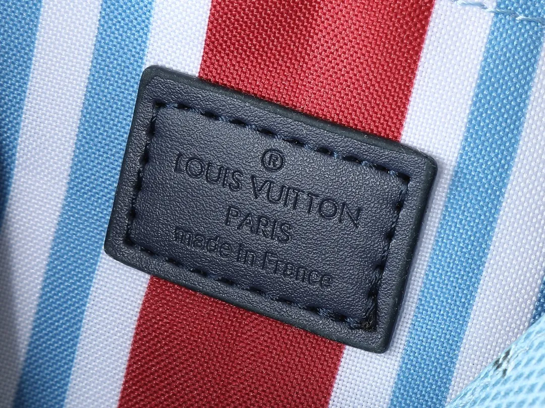 💰320💰Upgraded from the original M15035 M13871 M11743 M11516 M11535 M12686 This Soul Trunk handbag is crafted by Pharrell Williams and is made of flexible LV Colorado cow leather with a grained texture. The Tumbler's magnetic clasp, rivets and top handles harken back to classic hard case elements, while a removable and adjustable shoulder strap completes the sophisticated details. Size: 19x15x7cm