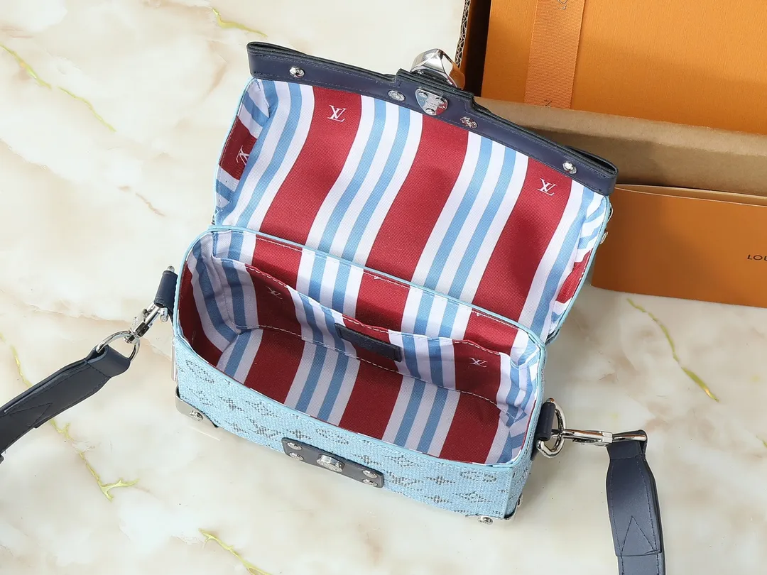 💰320💰Upgraded from the original M15035 M13871 M11743 M11516 M11535 M12686 This Soul Trunk handbag is crafted by Pharrell Williams and is made of flexible LV Colorado cow leather with a grained texture. The Tumbler's magnetic clasp, rivets and top handles harken back to classic hard case elements, while a removable and adjustable shoulder strap completes the sophisticated details. Size: 19x15x7cm