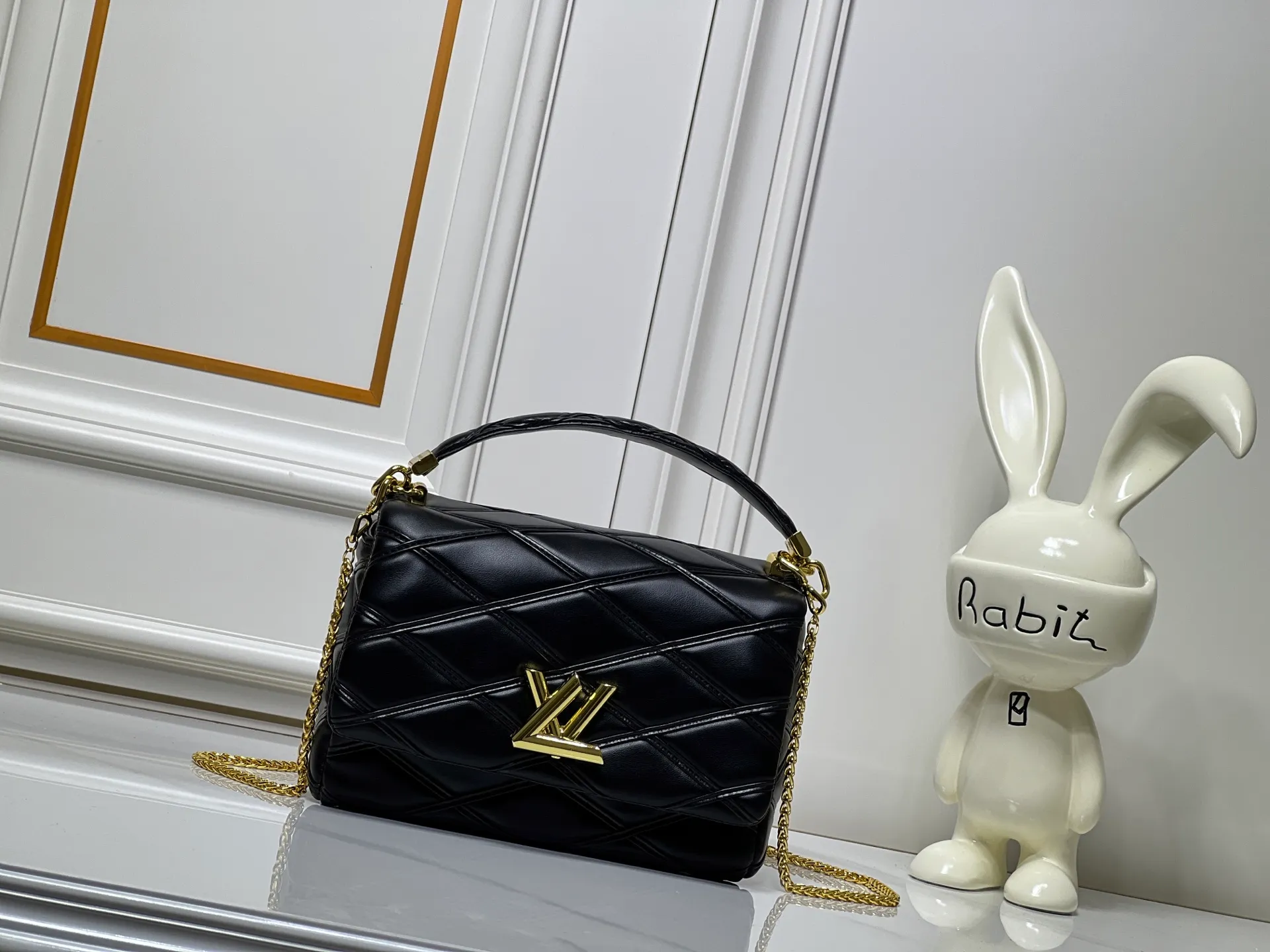 Batch 320💰M23689 M22891 Nicolas Ghesquière devoted new craftsmanship exploration to the GO-14 medium handbag, hand-painting the baked effect on the quilted sheepskin leather, showing an avant-garde style. The LV Twist twist lock highlights the brand's style, and the top handle and adjustable chain are detachable, allowing for a variety of carrying methods. Size: 23X16X10
