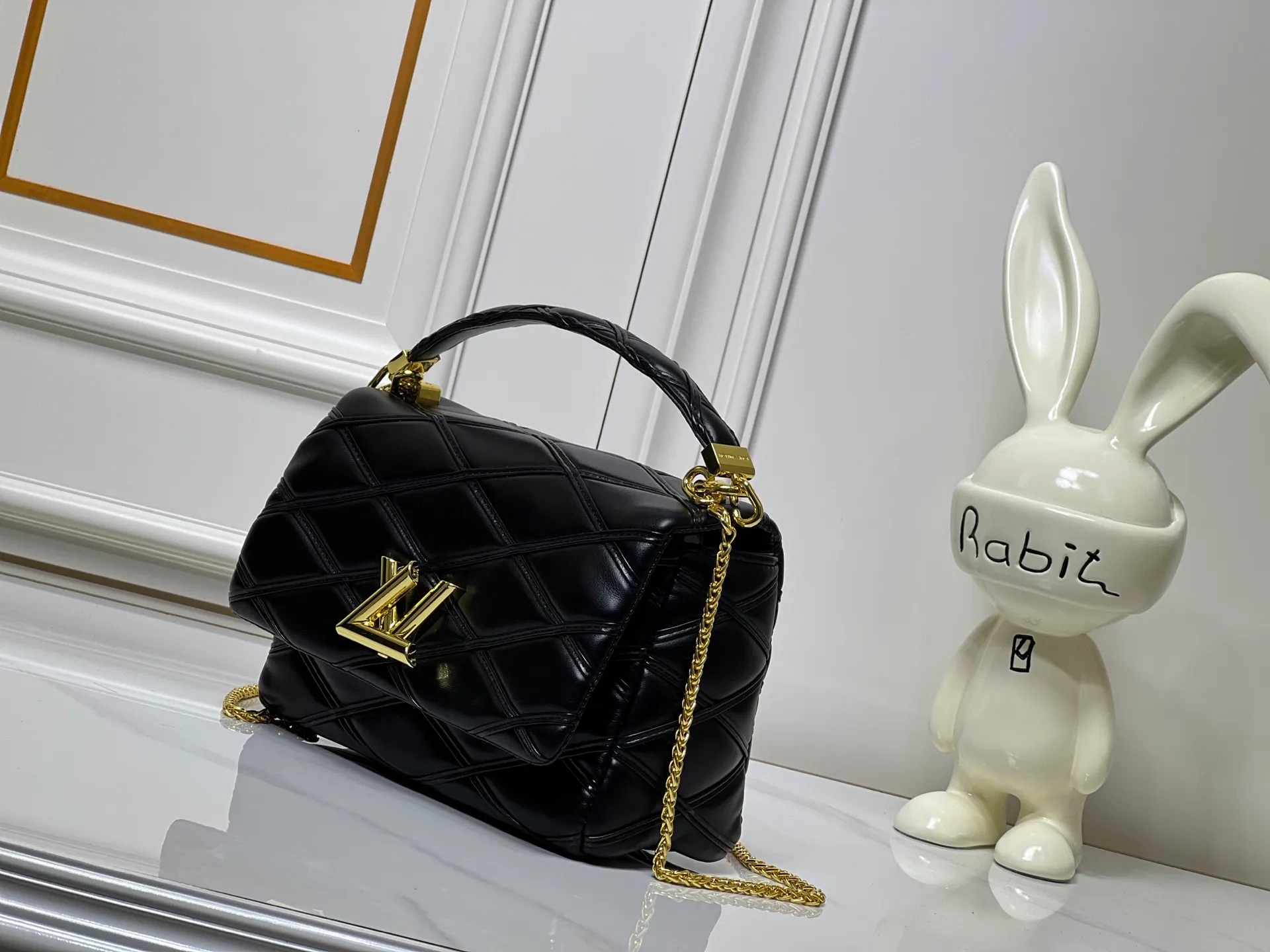 Batch 320💰M23689 M22891 Nicolas Ghesquière devoted new craftsmanship exploration to the GO-14 medium handbag, hand-painting the baked effect on the quilted sheepskin leather, showing an avant-garde style. The LV Twist twist lock highlights the brand's style, and the top handle and adjustable chain are detachable, allowing for a variety of carrying methods. Size: 23X16X10