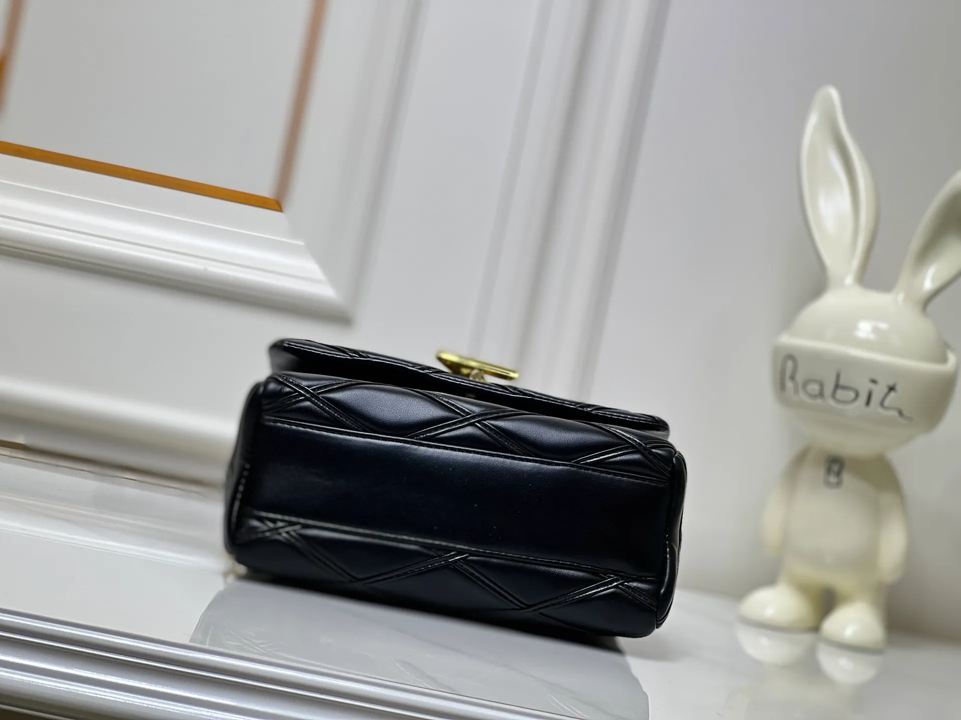 Batch 320💰M23689 M22891 Nicolas Ghesquière devoted new craftsmanship exploration to the GO-14 medium handbag, hand-painting the baked effect on the quilted sheepskin leather, showing an avant-garde style. The LV Twist twist lock highlights the brand's style, and the top handle and adjustable chain are detachable, allowing for a variety of carrying methods. Size: 23X16X10