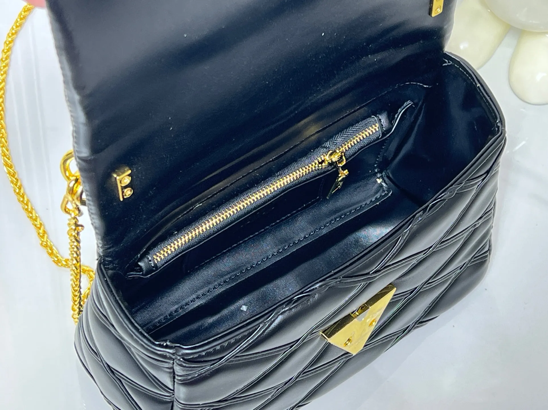 Batch 320💰M23689 M22891 Nicolas Ghesquière devoted new craftsmanship exploration to the GO-14 medium handbag, hand-painting the baked effect on the quilted sheepskin leather, showing an avant-garde style. The LV Twist twist lock highlights the brand's style, and the top handle and adjustable chain are detachable, allowing for a variety of carrying methods. Size: 23X16X10