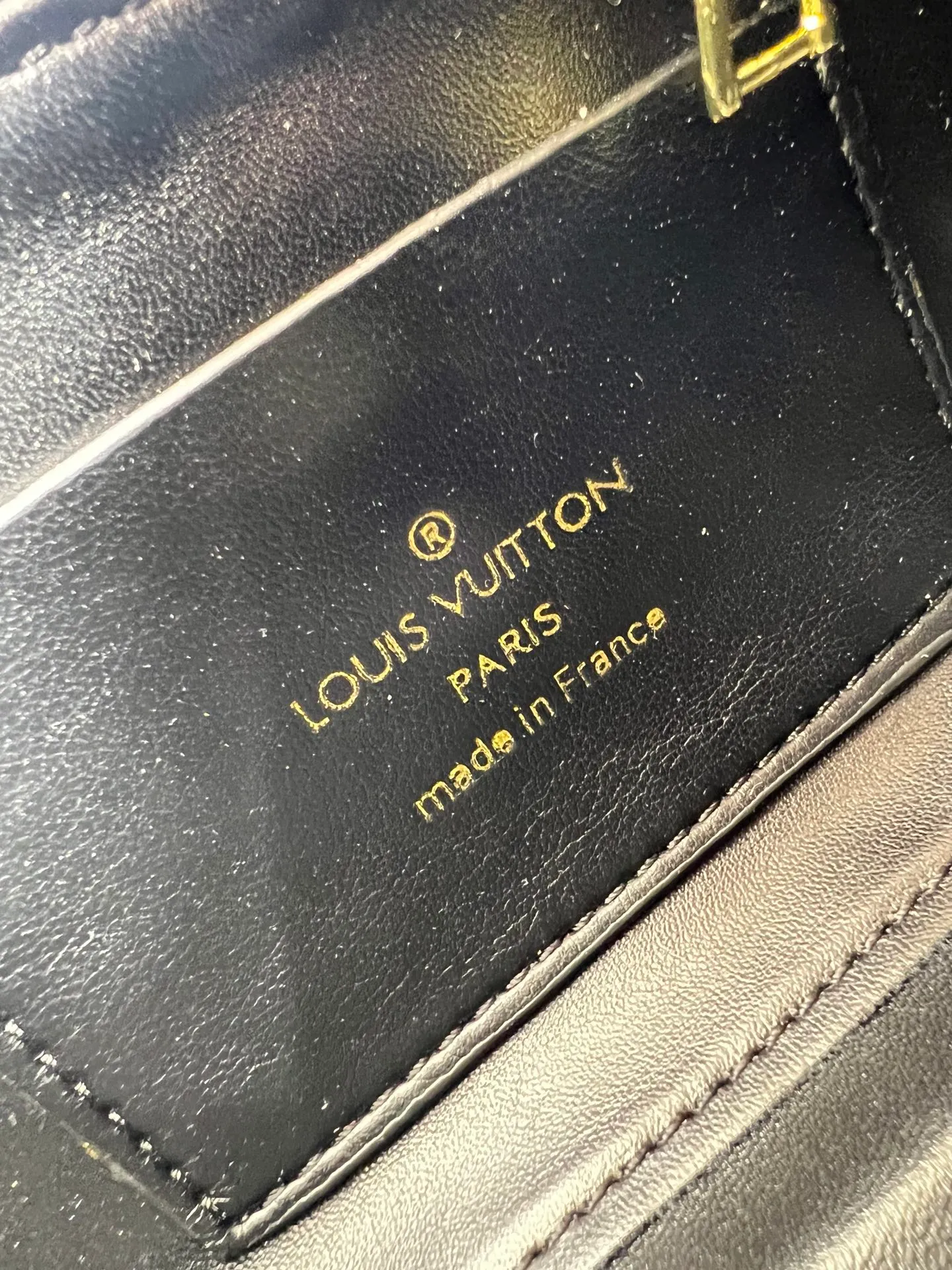 Batch 320💰M23689 M22891 Nicolas Ghesquière devoted new craftsmanship exploration to the GO-14 medium handbag, hand-painting the baked effect on the quilted sheepskin leather, showing an avant-garde style. The LV Twist twist lock highlights the brand's style, and the top handle and adjustable chain are detachable, allowing for a variety of carrying methods. Size: 23X16X10