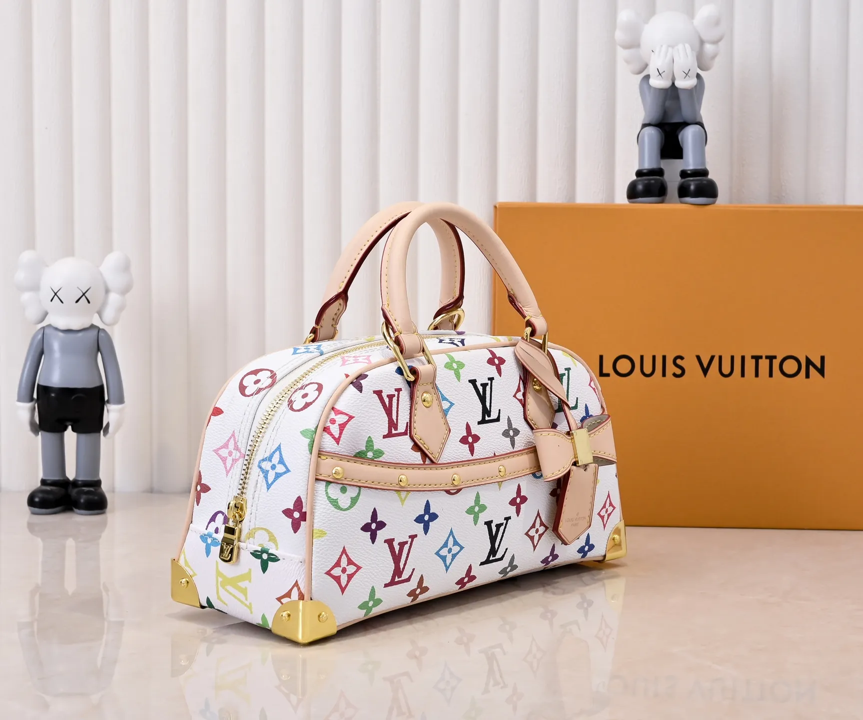 Batch 320💰Upgraded original M13084. This Handbag East West handbag is from the Louis Vuitton Sleek horizontal construction lines the top handle, studded side straps, detachable and adjustable shoulder strap and LV x TM key holder, with cowhide leather details and sophisticated corners that nod to the brand's traditional luggage. Dimensions: 27.0 x 14.0 x 10.0 cm (length x height x width)