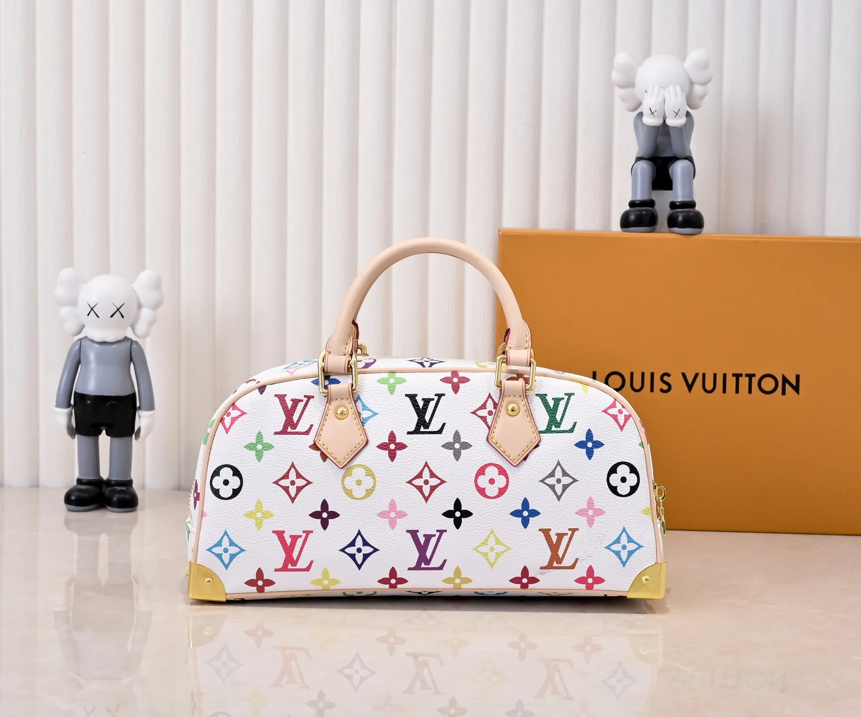 Batch 320💰Upgraded original M13084. This Handbag East West handbag is from the Louis Vuitton Sleek horizontal construction lines the top handle, studded side straps, detachable and adjustable shoulder strap and LV x TM key holder, with cowhide leather details and sophisticated corners that nod to the brand's traditional luggage. Dimensions: 27.0 x 14.0 x 10.0 cm (length x height x width)