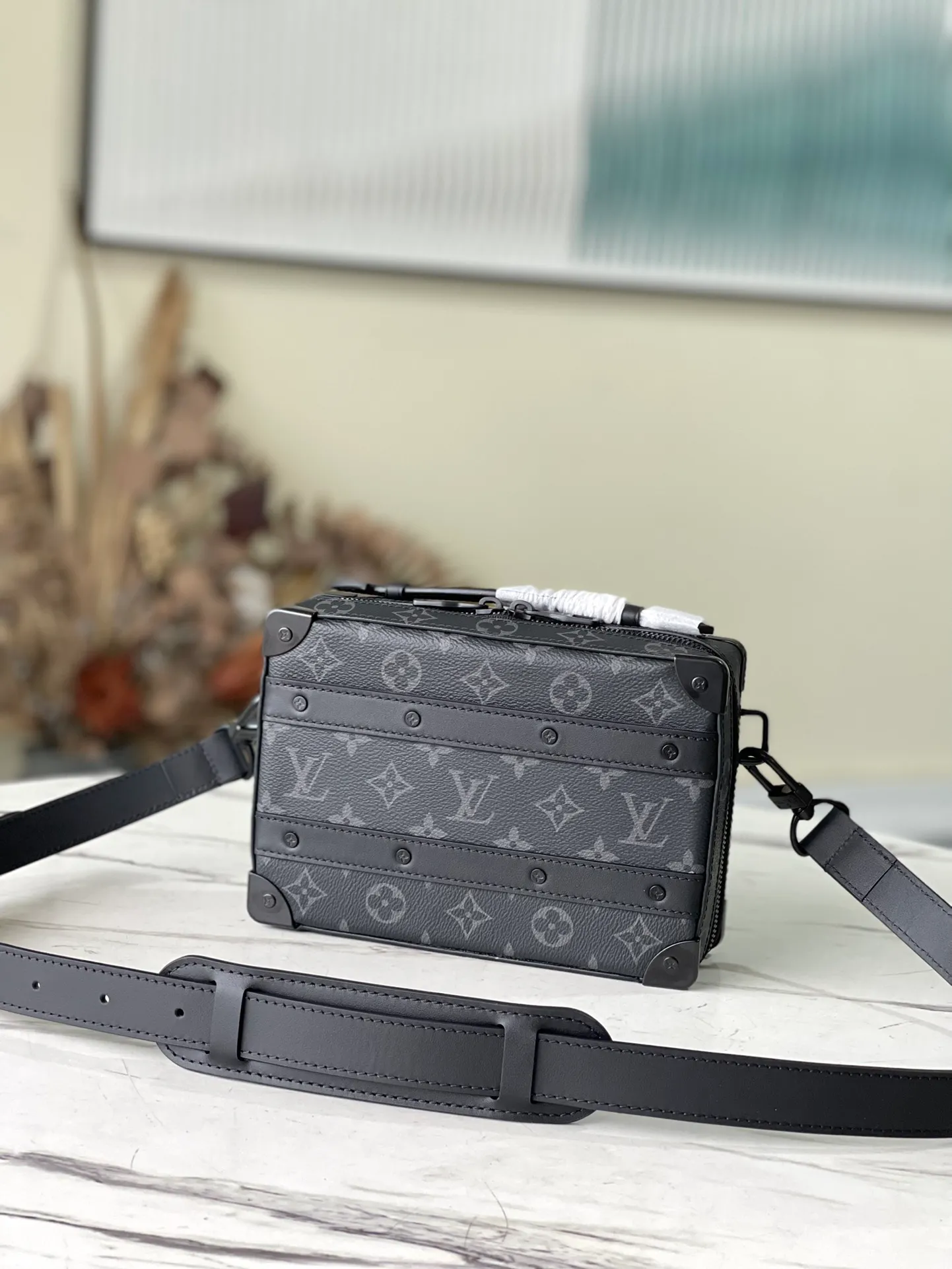 💰940 Top Original M45935 Black Flower This Handle Soft Trunk handbag is made of the iconic Monogram Macassar canvas, combined with rivet corners and leather reinforcement straps, evoking the memory of the brand's box-making tradition. The sleek construction and detachable shoulder strap make it easy to carry small electronic devices and personal needs. The wide mouth design makes it easy to access items. Dimensions: 21.5 x 15 x 7 cm