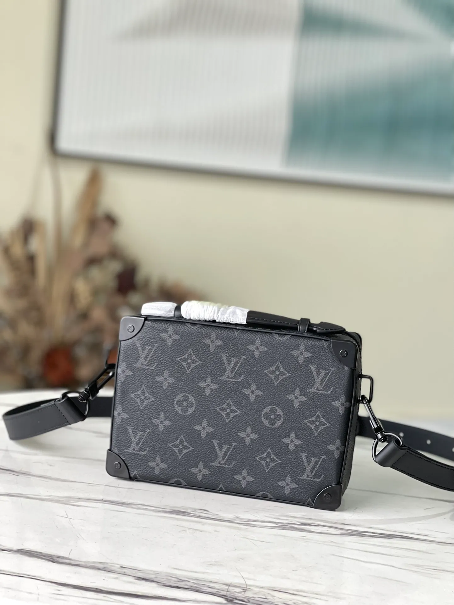 💰940 Top Original M45935 Black Flower This Handle Soft Trunk handbag is made of the iconic Monogram Macassar canvas, combined with rivet corners and leather reinforcement straps, evoking the memory of the brand's box-making tradition. The sleek construction and detachable shoulder strap make it easy to carry small electronic devices and personal needs. The wide mouth design makes it easy to access items. Dimensions: 21.5 x 15 x 7 cm