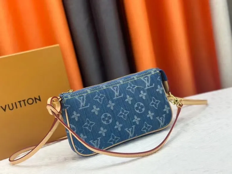 P180💰 Upgraded original M82962 blue denim denim mahjong bag series Pochettep Accessories Mila mahjong bag M40712 denim accessory bag This accessory bag can be described as an eternal classic style. It is made of Monogram denim canvas and is suitable for daily use. Detailed features 23.5 x 13.5 x 4 cm