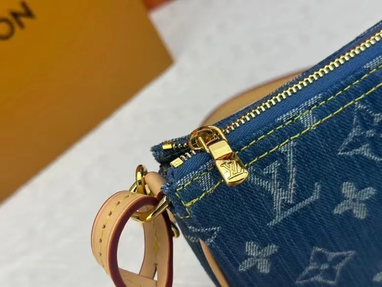 P180💰 Upgraded original M82962 blue denim denim mahjong bag series Pochettep Accessories Mila mahjong bag M40712 denim accessory bag This accessory bag can be described as an eternal classic style. It is made of Monogram denim canvas and is suitable for daily use. Detailed features 23.5 x 13.5 x 4 cm