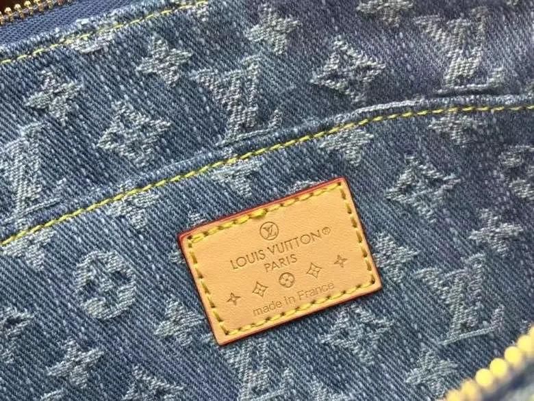 P180💰 Upgraded original M82962 blue denim denim mahjong bag series Pochettep Accessories Mila mahjong bag M40712 denim accessory bag This accessory bag can be described as an eternal classic style. It is made of Monogram denim canvas and is suitable for daily use. Detailed features 23.5 x 13.5 x 4 cm