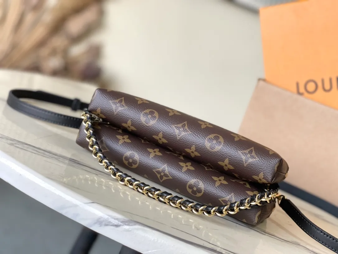 💰740 The top original M12996 BeAlma handbag combines the brand's iconic Alma handbag and cosmetic bag designs to play with urban travel style in the 2025 Crulse early spring series. The compact silhouette comes with a braided chain and can be carried as a clutch or worn cross-body with the long strap. Dimensions: 27 × 15 × 7 cm