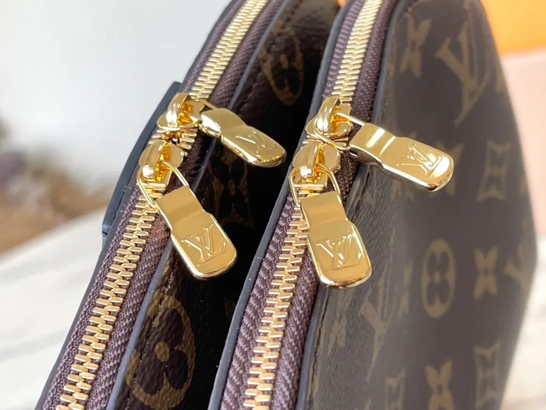 💰740 The top original M12996 BeAlma handbag combines the brand's iconic Alma handbag and cosmetic bag designs to play with urban travel style in the 2025 Crulse early spring series. The compact silhouette comes with a braided chain and can be carried as a clutch or worn cross-body with the long strap. Dimensions: 27 × 15 × 7 cm