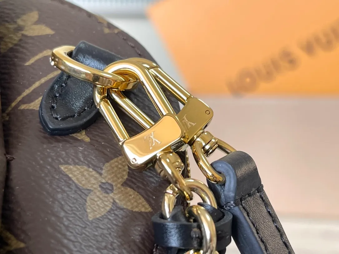 💰740 The top original M12996 BeAlma handbag combines the brand's iconic Alma handbag and cosmetic bag designs to play with urban travel style in the 2025 Crulse early spring series. The compact silhouette comes with a braided chain and can be carried as a clutch or worn cross-body with the long strap. Dimensions: 27 × 15 × 7 cm