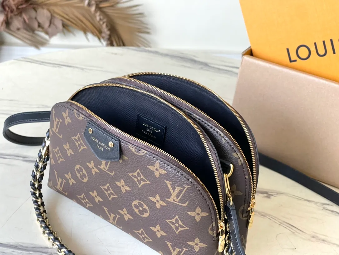 💰740 The top original M12996 BeAlma handbag combines the brand's iconic Alma handbag and cosmetic bag designs to play with urban travel style in the 2025 Crulse early spring series. The compact silhouette comes with a braided chain and can be carried as a clutch or worn cross-body with the long strap. Dimensions: 27 × 15 × 7 cm