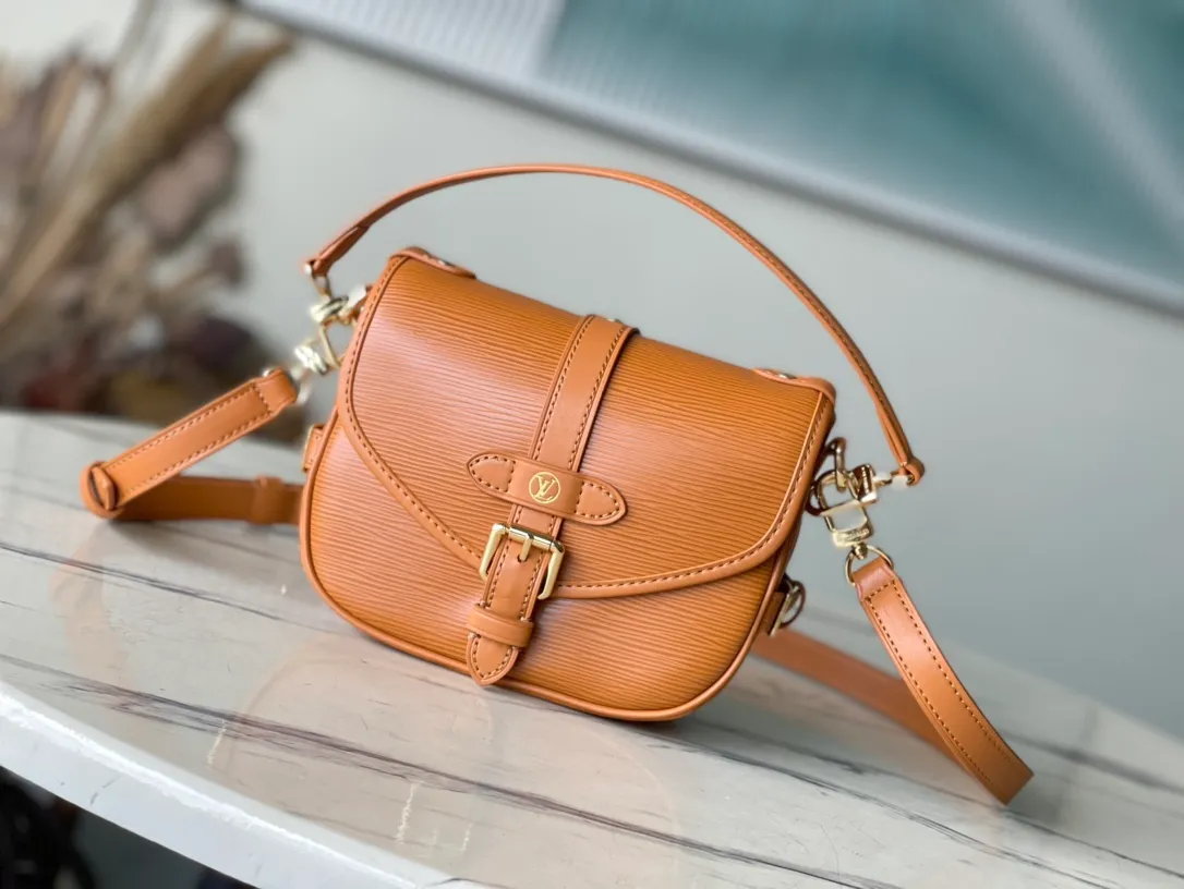 💰1200 (first layer leather) top original order M23469 caramel color water ripple series SAUMUR BB handbag The Saumur BB handbag uses new Epi leather to interpret the archive design, and is decorated with the LV Circle logo and exquisite buckle for the saddle bag configuration. The front magnetic closure adds a modern touch, and the detachable shoulder strap and handle allow for a variety of carrying options. Dimensions: 20.0 x 16.0 x 7.5 cm