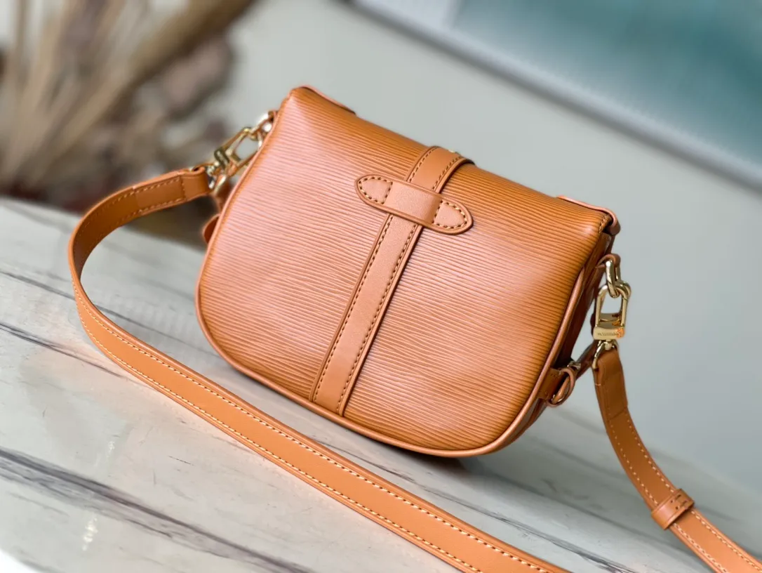 💰1200 (first layer leather) top original order M23469 caramel color water ripple series SAUMUR BB handbag The Saumur BB handbag uses new Epi leather to interpret the archive design, and is decorated with the LV Circle logo and exquisite buckle for the saddle bag configuration. The front magnetic closure adds a modern touch, and the detachable shoulder strap and handle allow for a variety of carrying options. Dimensions: 20.0 x 16.0 x 7.5 cm