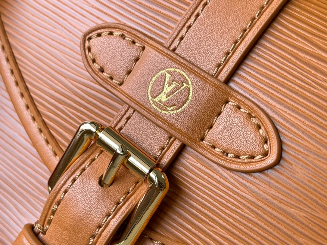 💰1200 (first layer leather) top original order M23469 caramel color water ripple series SAUMUR BB handbag The Saumur BB handbag uses new Epi leather to interpret the archive design, and is decorated with the LV Circle logo and exquisite buckle for the saddle bag configuration. The front magnetic closure adds a modern touch, and the detachable shoulder strap and handle allow for a variety of carrying options. Dimensions: 20.0 x 16.0 x 7.5 cm