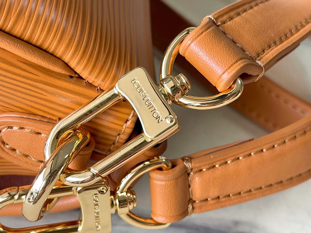 💰1200 (first layer leather) top original order M23469 caramel color water ripple series SAUMUR BB handbag The Saumur BB handbag uses new Epi leather to interpret the archive design, and is decorated with the LV Circle logo and exquisite buckle for the saddle bag configuration. The front magnetic closure adds a modern touch, and the detachable shoulder strap and handle allow for a variety of carrying options. Dimensions: 20.0 x 16.0 x 7.5 cm