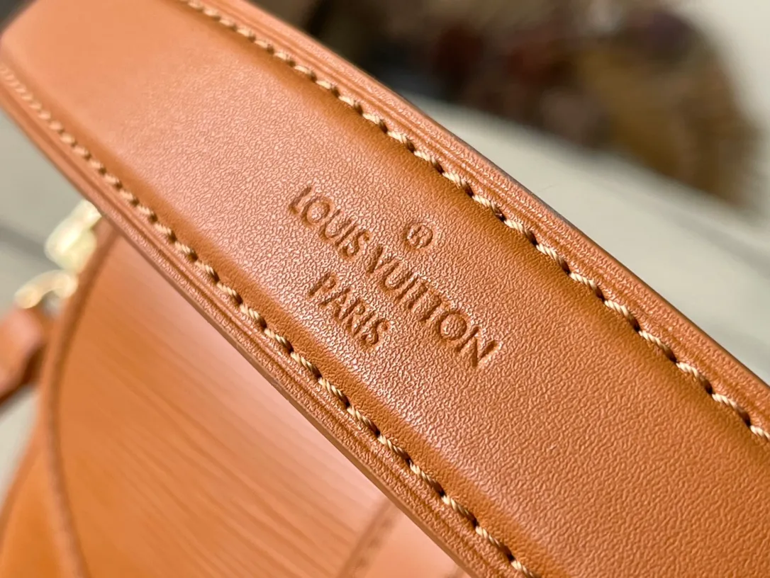 💰1200 (first layer leather) top original order M23469 caramel color water ripple series SAUMUR BB handbag The Saumur BB handbag uses new Epi leather to interpret the archive design, and is decorated with the LV Circle logo and exquisite buckle for the saddle bag configuration. The front magnetic closure adds a modern touch, and the detachable shoulder strap and handle allow for a variety of carrying options. Dimensions: 20.0 x 16.0 x 7.5 cm