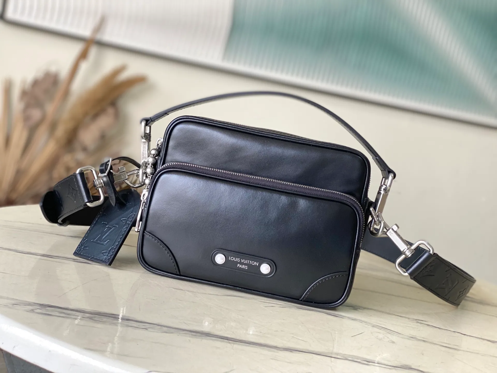 💰1220 (top layer leather) top original order M13987 This NI handbag shines with the elegant luster of cow leather, and the Paris patch is fixed on the front with beaded rivets. The side lock buckle highlights the urban style, and the zipper puller of the main compartment is decorated with LV letters. Dimensions: 25 × 17.5 × 11cm