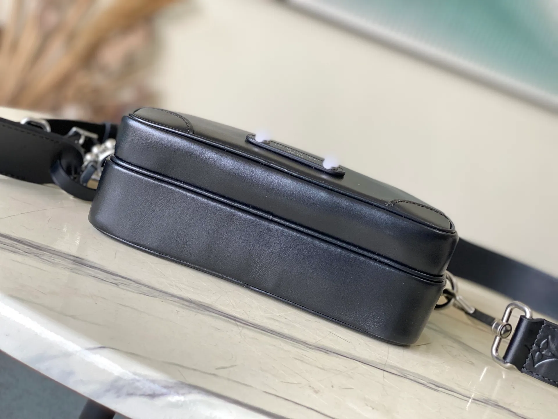 💰1220 (top layer leather) top original order M13987 This NI handbag shines with the elegant luster of cow leather, and the Paris patch is fixed on the front with beaded rivets. The side lock buckle highlights the urban style, and the zipper puller of the main compartment is decorated with LV letters. Dimensions: 25 × 17.5 × 11cm