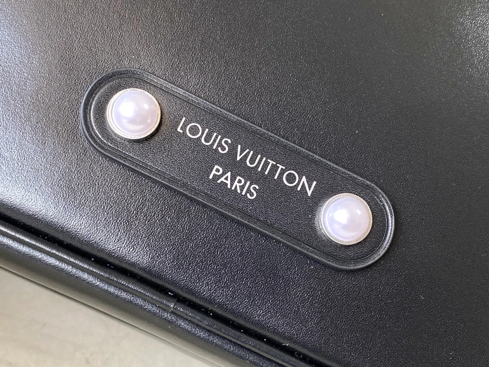 💰1220 (top layer leather) top original order M13987 This NI handbag shines with the elegant luster of cow leather, and the Paris patch is fixed on the front with beaded rivets. The side lock buckle highlights the urban style, and the zipper puller of the main compartment is decorated with LV letters. Dimensions: 25 × 17.5 × 11cm
