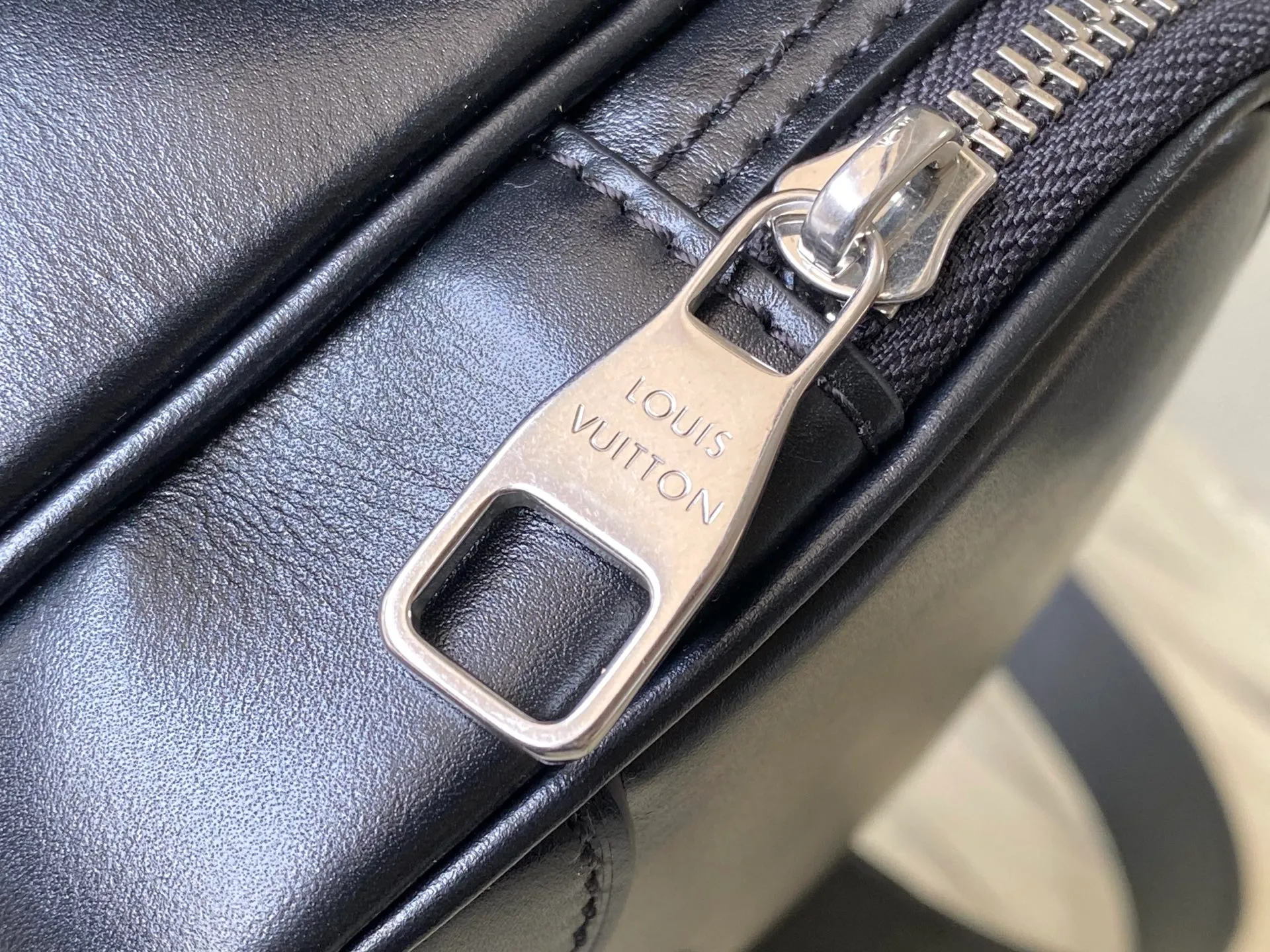 💰1220 (top layer leather) top original order M13987 This NI handbag shines with the elegant luster of cow leather, and the Paris patch is fixed on the front with beaded rivets. The side lock buckle highlights the urban style, and the zipper puller of the main compartment is decorated with LV letters. Dimensions: 25 × 17.5 × 11cm