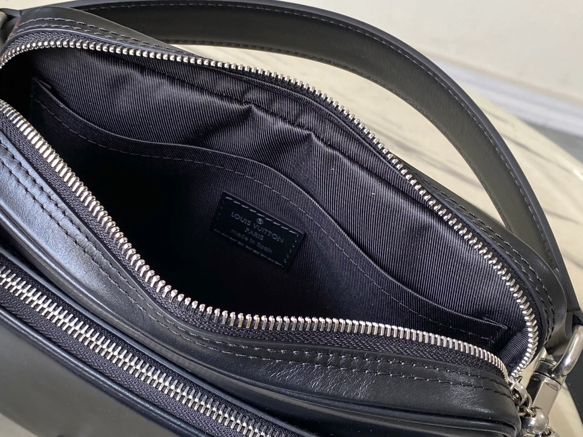 💰1220 (top layer leather) top original order M13987 This NI handbag shines with the elegant luster of cow leather, and the Paris patch is fixed on the front with beaded rivets. The side lock buckle highlights the urban style, and the zipper puller of the main compartment is decorated with LV letters. Dimensions: 25 × 17.5 × 11cm