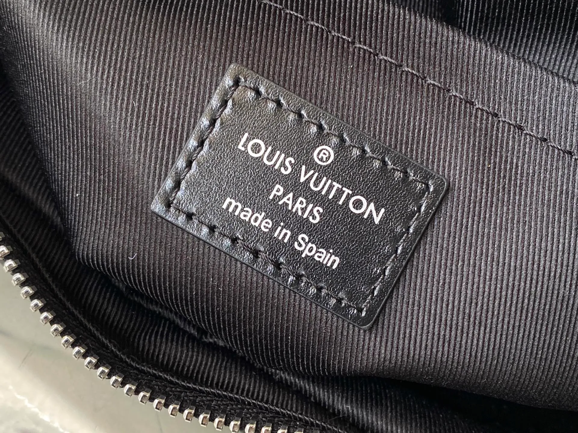 💰1220 (top layer leather) top original order M13987 This NI handbag shines with the elegant luster of cow leather, and the Paris patch is fixed on the front with beaded rivets. The side lock buckle highlights the urban style, and the zipper puller of the main compartment is decorated with LV letters. Dimensions: 25 × 17.5 × 11cm