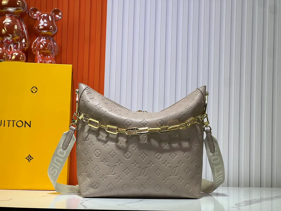 Batch 260💰Upgraded original M12068 M12071 M12072 This new Coussin series of hobo bags combines fashion and functionality, and combines the series’ iconic design elements. The bag is made of smooth cotton-paved leather and is embossed with the brand's Monogram pattern. The signature thick chain strap is accented with gold-tone hardware, while the wide detachable textile shoulder strap allows you to carry it in different ways. This versatile style is large enough to hold a laptop and features a removable zip pocket. Dimensions: 38x33x10 cm