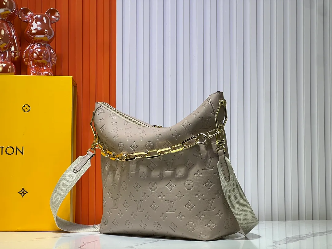 Batch 260💰Upgraded original M12068 M12071 M12072 This new Coussin series of hobo bags combines fashion and functionality, and combines the series’ iconic design elements. The bag is made of smooth cotton-paved leather and is embossed with the brand's Monogram pattern. The signature thick chain strap is accented with gold-tone hardware, while the wide detachable textile shoulder strap allows you to carry it in different ways. This versatile style is large enough to hold a laptop and features a removable zip pocket. Dimensions: 38x33x10 cm