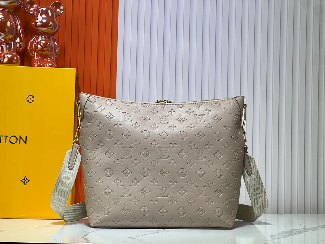 Batch 260💰Upgraded original M12068 M12071 M12072 This new Coussin series of hobo bags combines fashion and functionality, and combines the series’ iconic design elements. The bag is made of smooth cotton-paved leather and is embossed with the brand's Monogram pattern. The signature thick chain strap is accented with gold-tone hardware, while the wide detachable textile shoulder strap allows you to carry it in different ways. This versatile style is large enough to hold a laptop and features a removable zip pocket. Dimensions: 38x33x10 cm